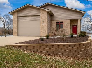 210 Candlewick Dr SE, Poplar Grove, IL 61065