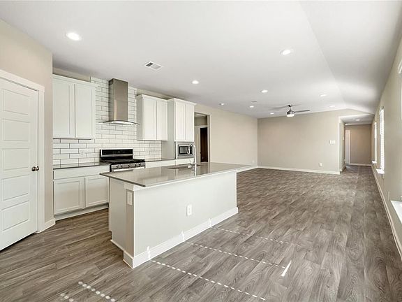 3rd image of 12722 Basinghall Ln