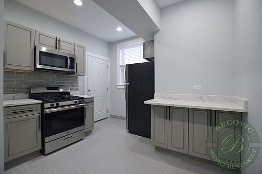 4th image of 1112 W Glenlake Ave #3