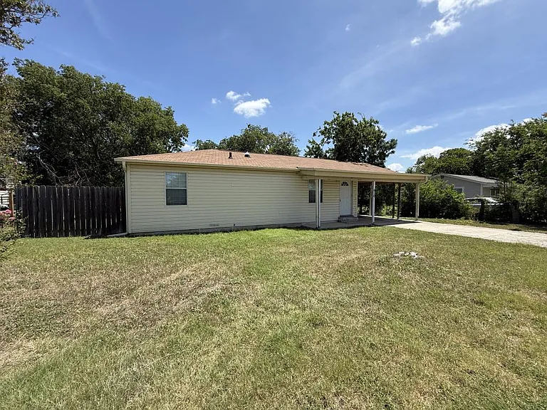 610 W Avenue B — Photo 2