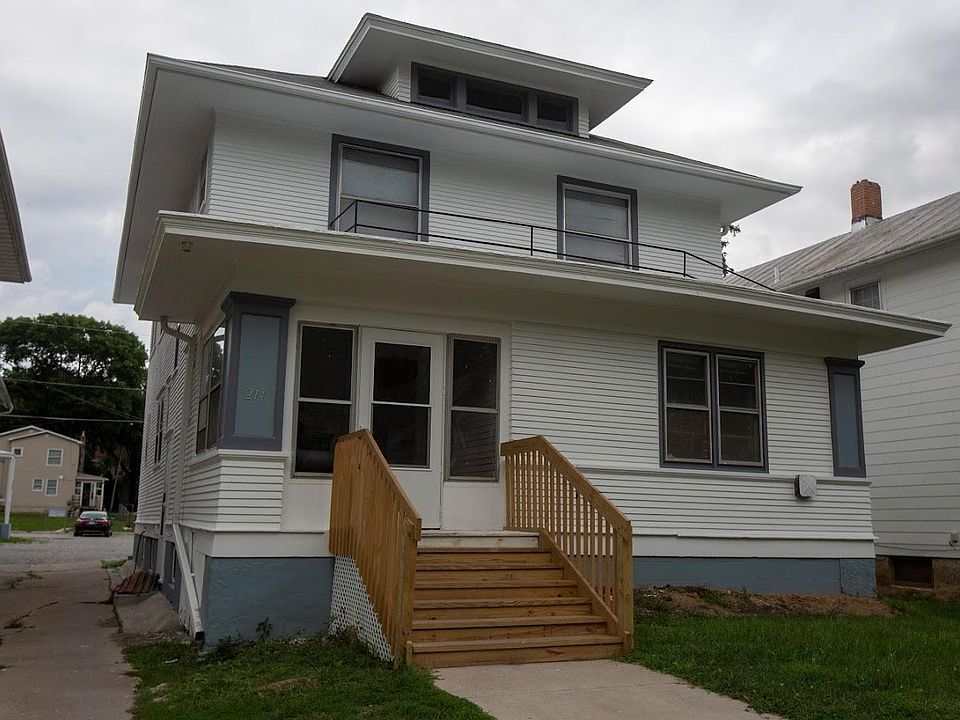 Front of house. Recently painted to accent the home.