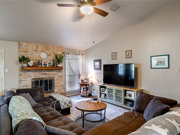 5th image of 2915 Jennifer Dr