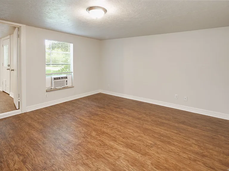 707 Enfield St — Photo 8
