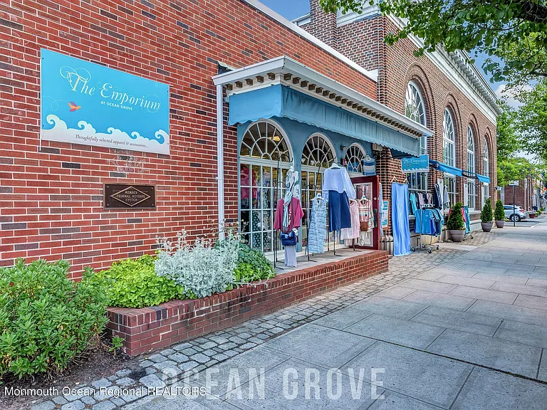 16 Abbott Ave — Photo 49
