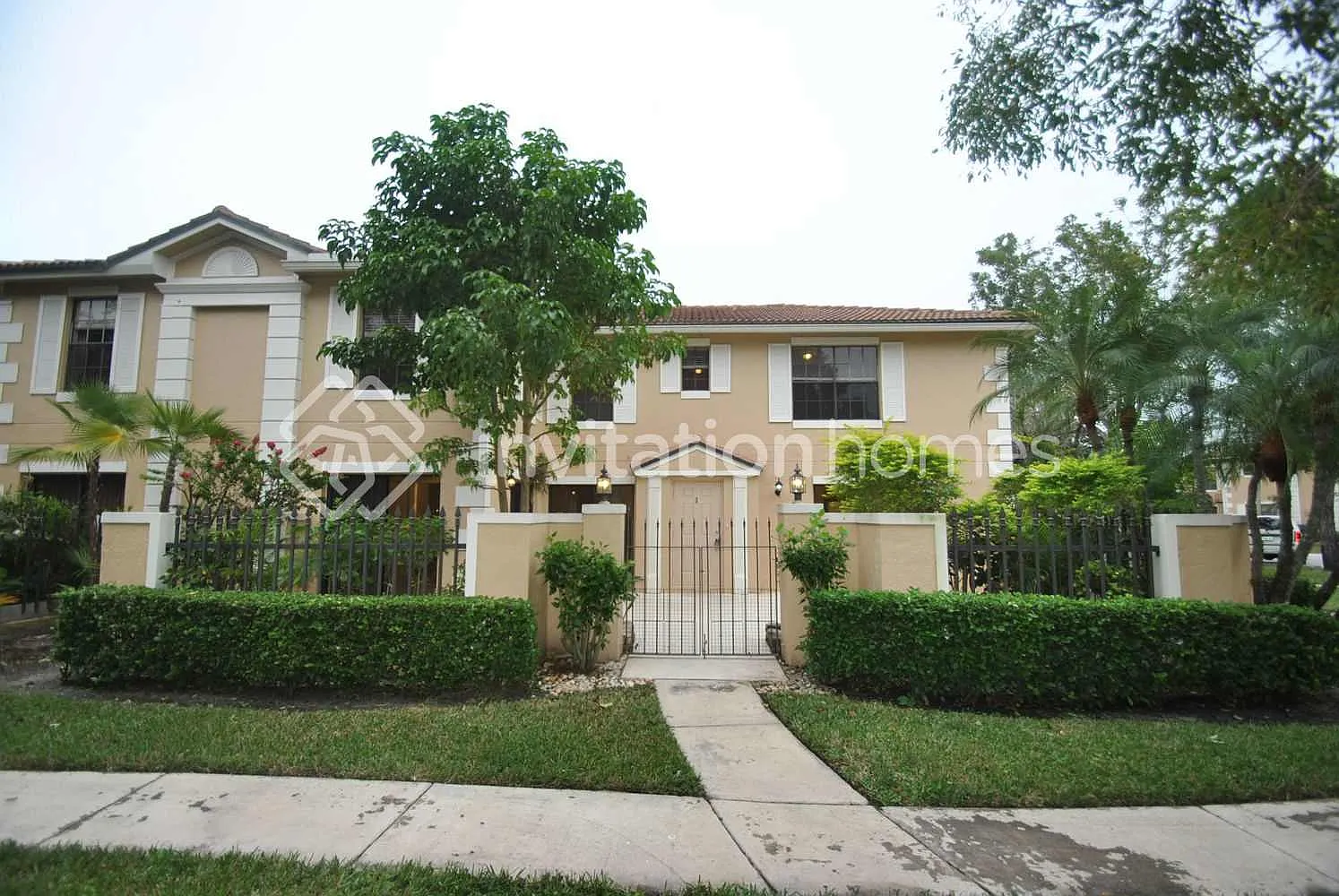 355 Prestwick Cir Apt 3 Palm Beach Gardens, FL 33418 — Photo 1