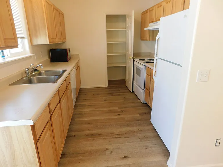 424 Pendleton St — Photo 6