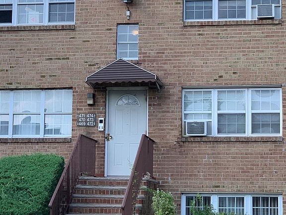 3rd image of 472 College Dr