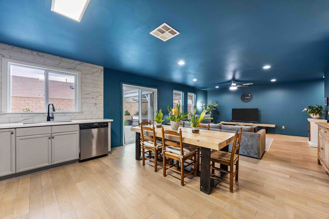 next background image