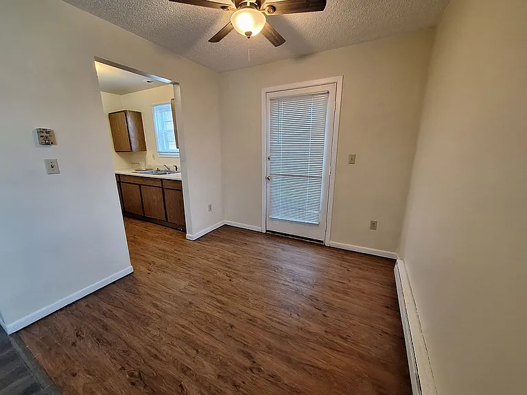 1263 Manitowoc Rd — Photo 4