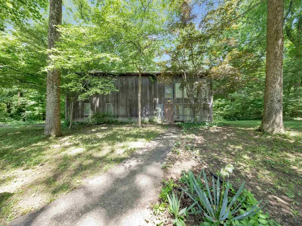 890 Sycamore Lake Dr, Evansville, IN 47712