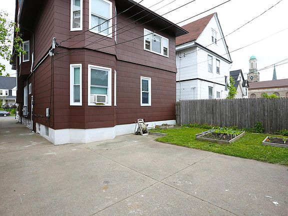 2nd image of 304 Lafayette Ave Unit 1