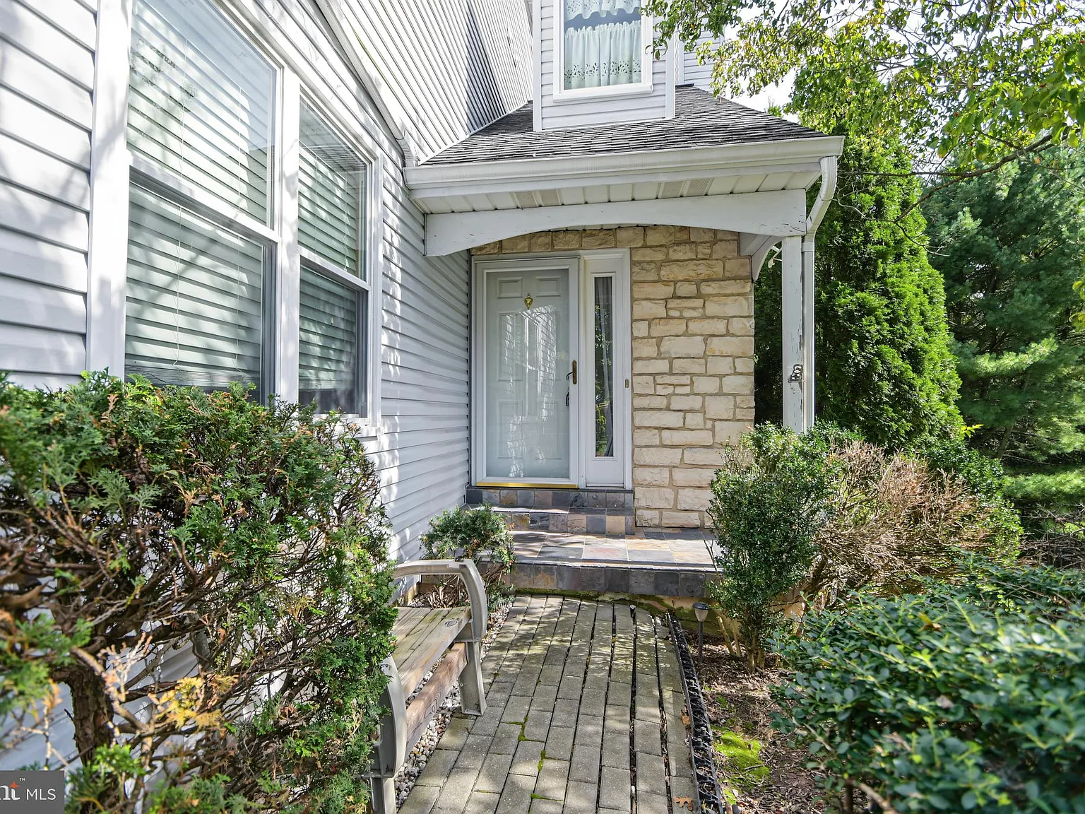 3 bed, 4.0 bath, 1810 sqft, $2,900 — Photo 3
