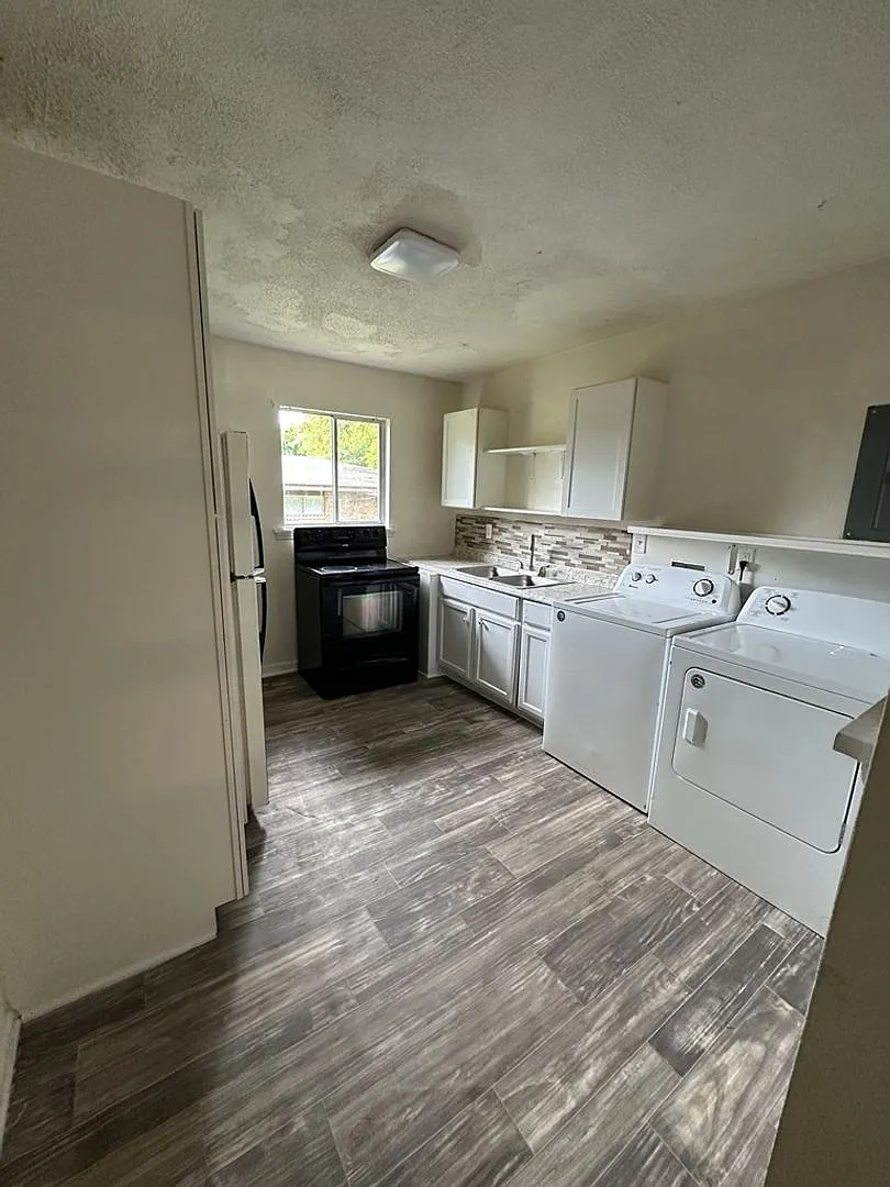 Move-In Ready 2 Bedroom Duplex Pet Friendly! — Photo 4