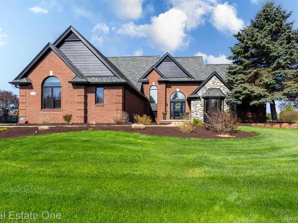 418 Gleneagles, Highland, MI 48357