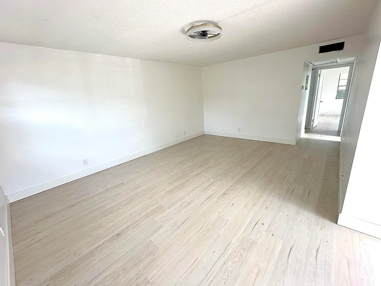 121 Sheffield St E #F — Photo 4