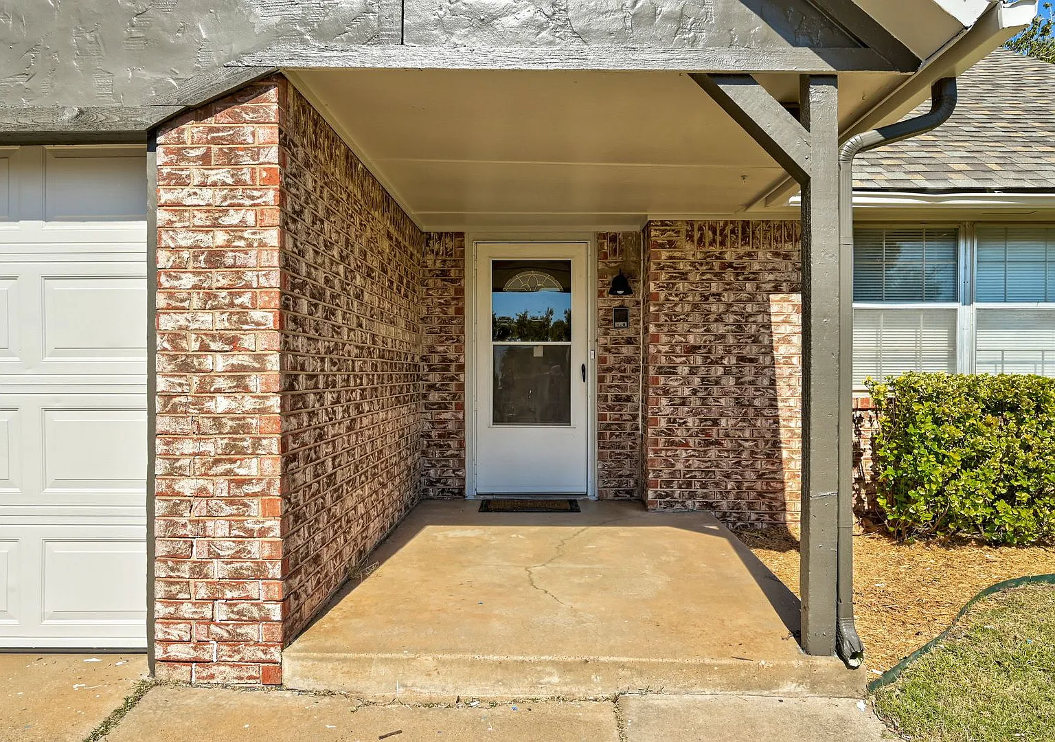 Two-Story 4 bed 2 bath Home in the Heart of Moore! — Photo 2
