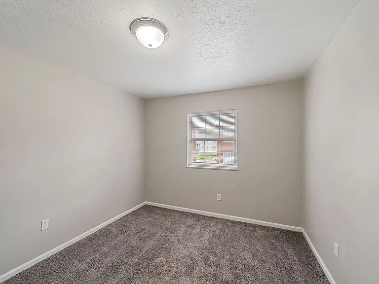 Colonial Oaks Apartments — Photo 8