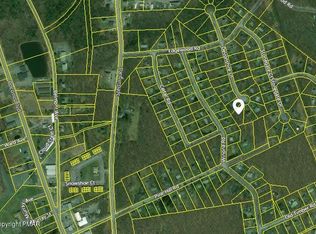 40 Devonshire Ln, Mount Pocono, PA 18344