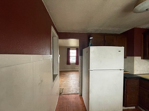 4th image of 2210 S Glen St