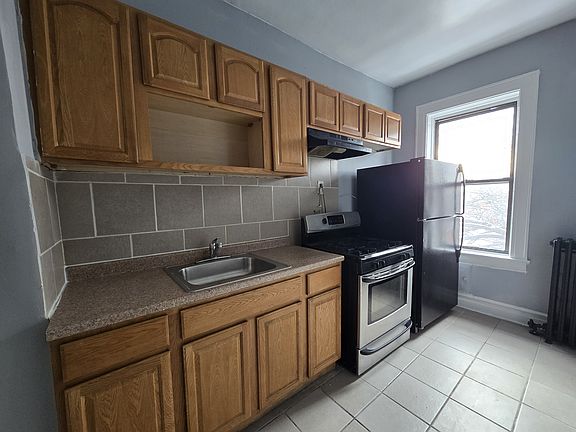 3rd image of 810 Broadway #404-B