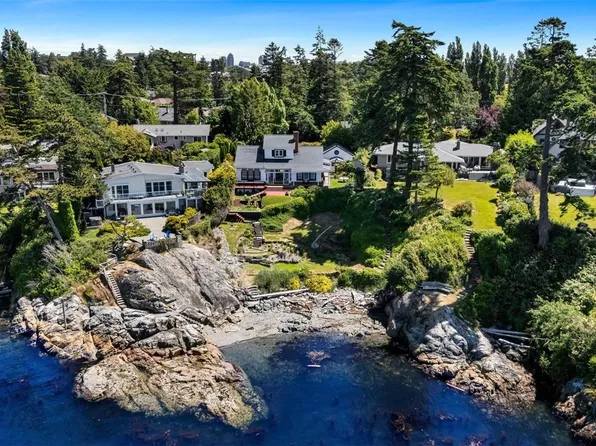 330 Plaskett Pl, Esquimalt, BC V9A 6G4