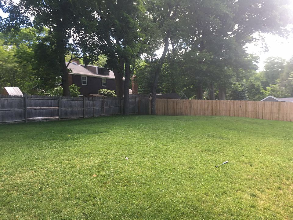 2nd image of 8 W Chardon Rd