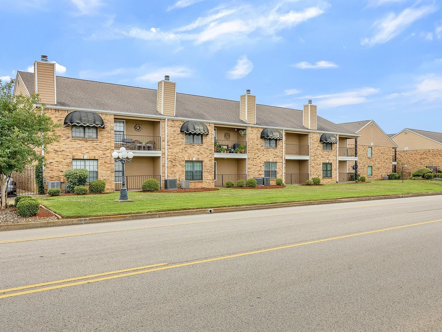 2 bed, 2.0 bath, 1103 sqft, $1,600 — Photo 2