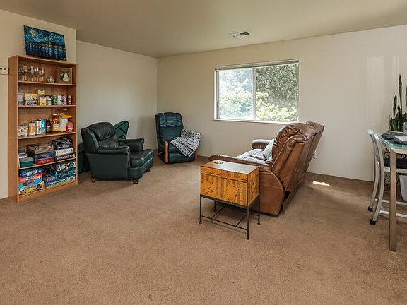 4th image of 360 Carmelita Dr #2