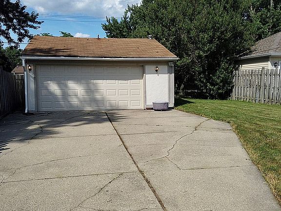 4th image of 23529 Elmira St