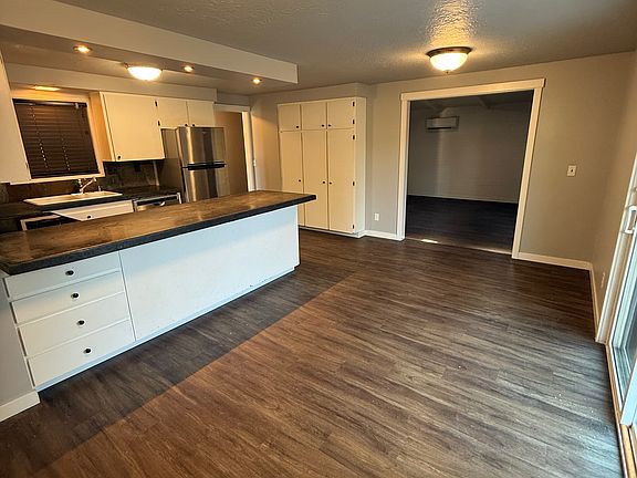 2nd image of 2110 Lamar Ln