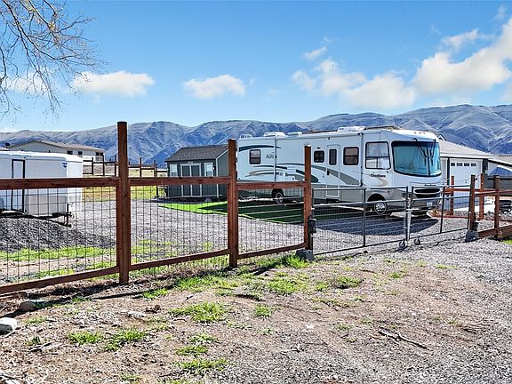 2nd image of 507 SW Autumn Loop