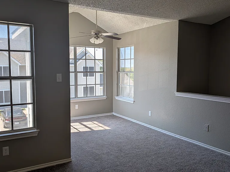 Lakeview Apartments — Photo 16