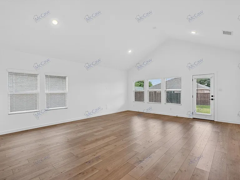 2516 Tahoe Dr — Photo 2
