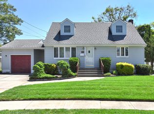 513 Morris Dr, Valley Stream, NY 11580