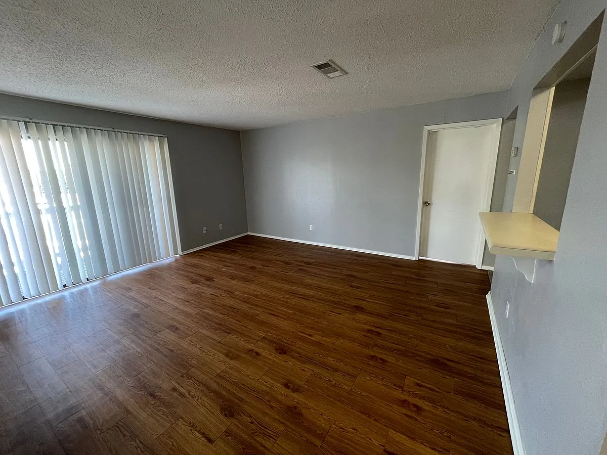 Building Photo - 1104 Autumn Cir #D