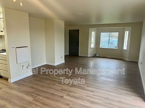 3rd image of 902 S 22nd Ct #A