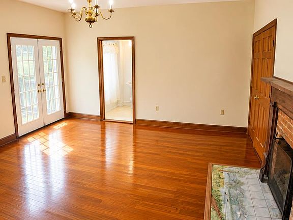 24th image of 510 N Main St