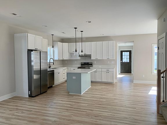3rd image of 564 Congress Ave