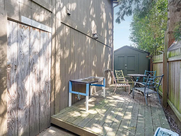 $500 off! Updated, upstairs 2-bdrm/1-bath triplex aptOn-site w/d, off-street parking, near downto... — Photo 25