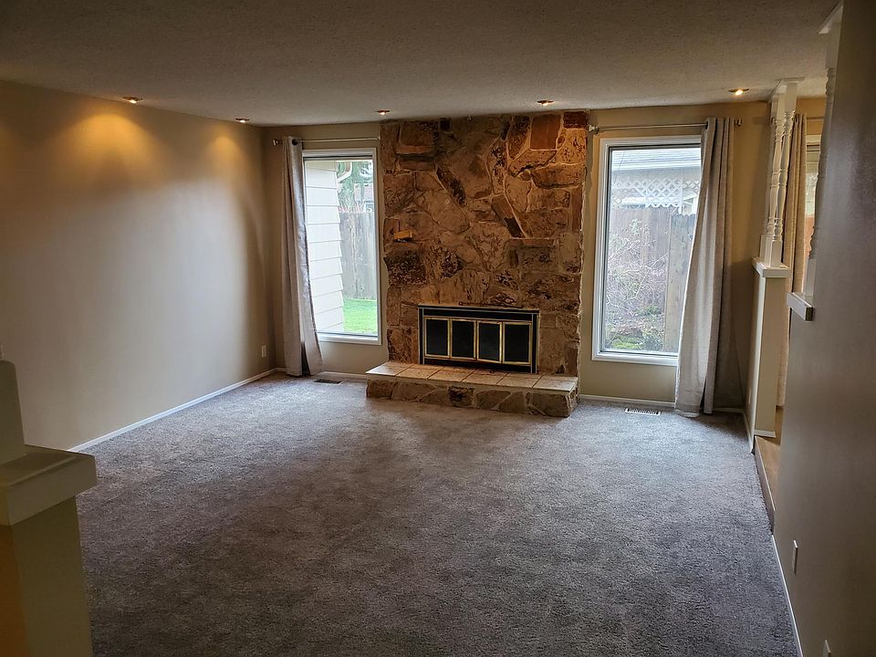 Living Room (approx 14 x 16)