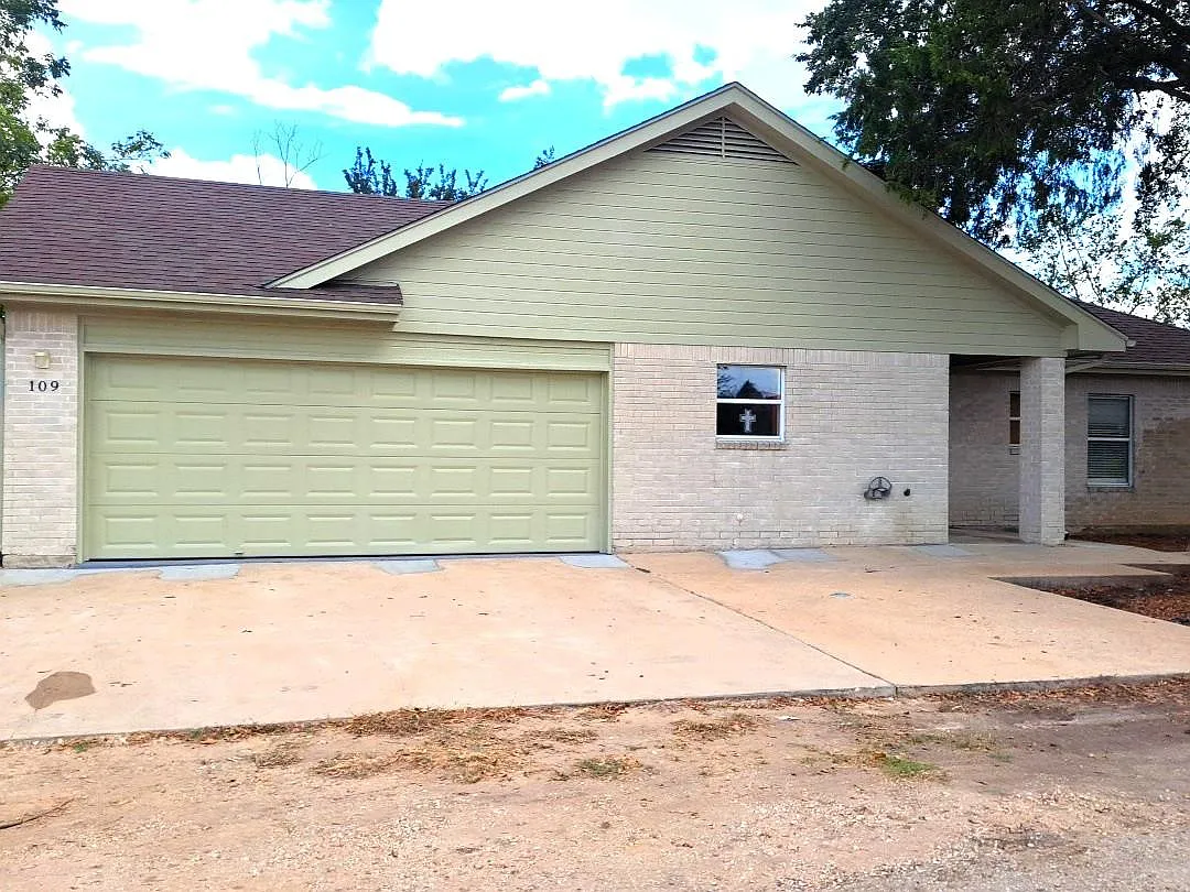 3 bed, 2.0 bath, 1698 sqft, $2,200 — Photo 1