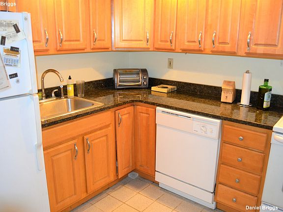 5th image of 109 Queensberry St #C1