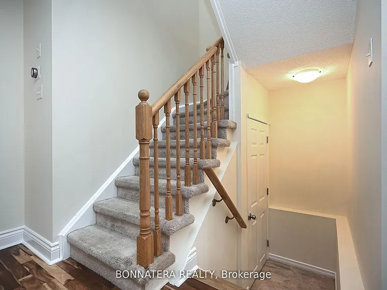 409 Hobbs Cres — Photo 31