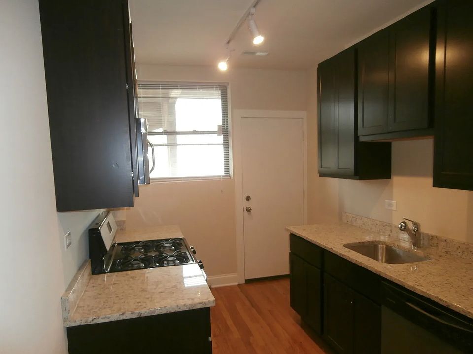 1st image of 1112 W Balmoral Ave APT 1
