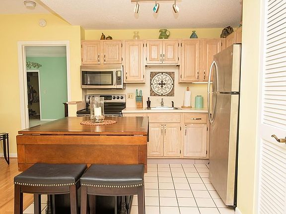 5th image of 160 Burkhall St Unit 302