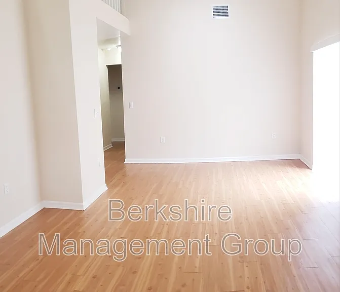 1113 Pogonia Dr — Photo 2