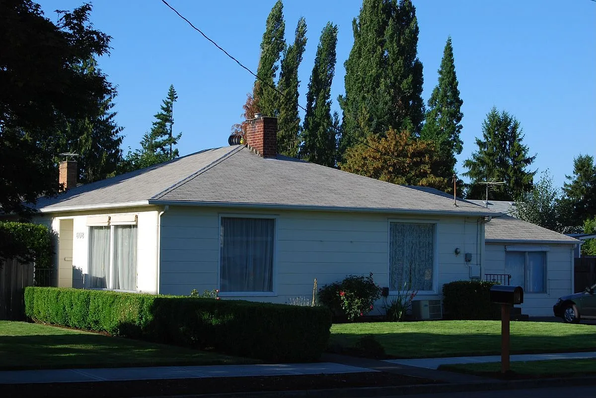 608 NE 5th Ave photo 1