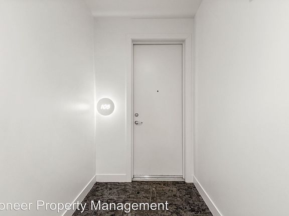 2nd image of 2550 Lawrence St #105
