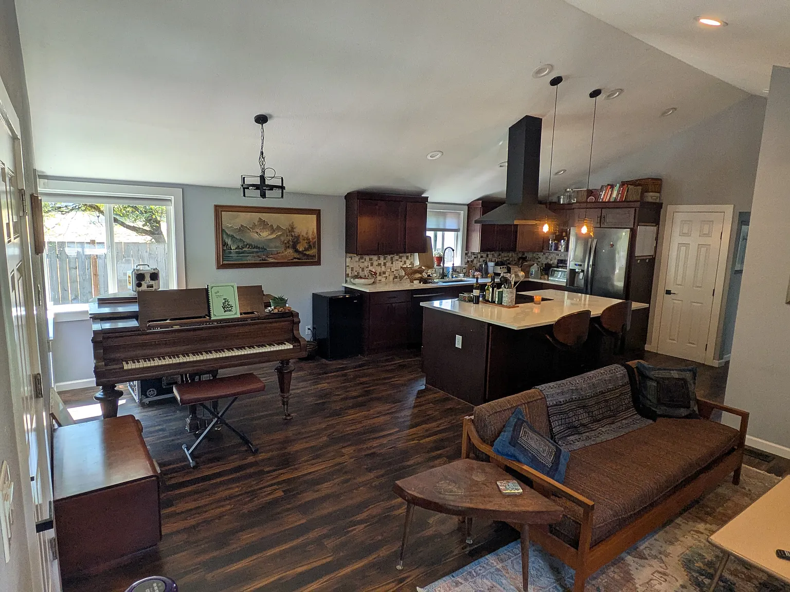 4 bed, 2160 sqft, $4,100 — Photo 2