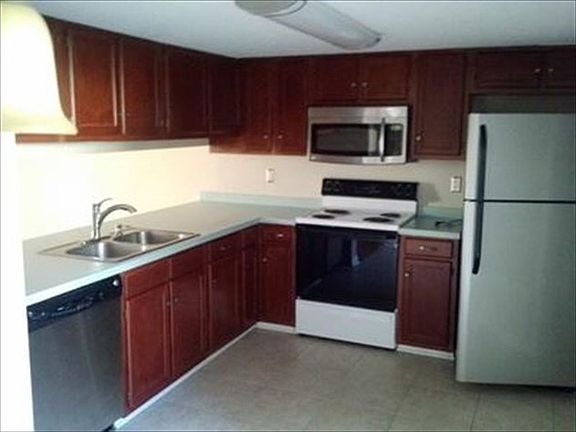 5th image of 40 Park Cir SE #C